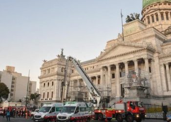 Amplio operativo en el Congreso por un hombre que amenazaba con arrojarse desde un andamio