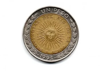 Así son las monedas de $1 que por un error ortográfico pueden valer hasta $15 mil