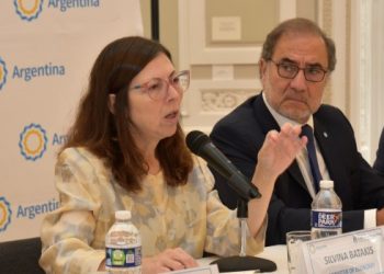 Batakis le dijo a los inversores que las medidas cuentan con el «apoyo de los tres pilares de la coalición»