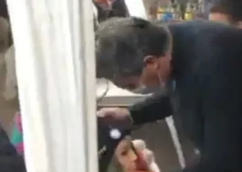 Capitanich besó a un maniquí creyendo que era una persona y se volvió viral