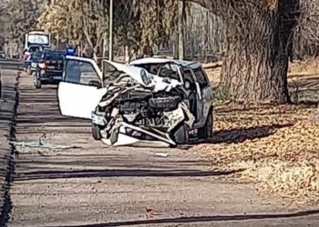 Dos jóvenes motociclistas murieron por un choque frontal con un auto en Luján