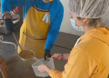 El Club de Leones vendió más de 400 porciones de locro  para el edificio de la escuela de sordos