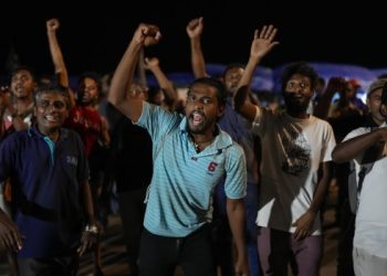 En medio de las protestas sociales, el presidente de Sri Lanka renunció por correo electrónico