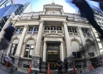 En solo un mes, el Central emitió un billón de pesos para sostener los bonos soberanos