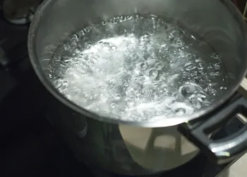 Escuchó que su marido hablaba con otra mujer en un sueño y le tiró agua hirviendo en los genitales