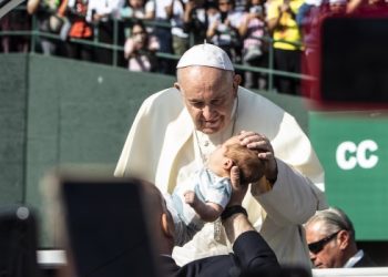 Francisco pidió «que no se juzgue a las personas solo por lo que producen»