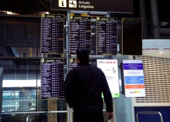 Fuerte caída de las reservas de viajes hacia el exterior tras el aumento de 35% a 45% del recargo sobre dólar turista