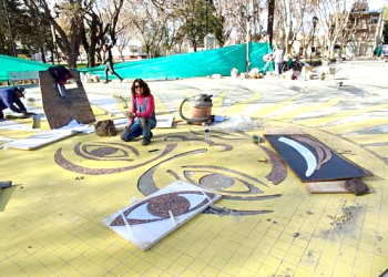 Mosaicos de la plaza Independencia:  “Estoy feliz de poder contribuir a un lugar tan bonito de la ciudad”