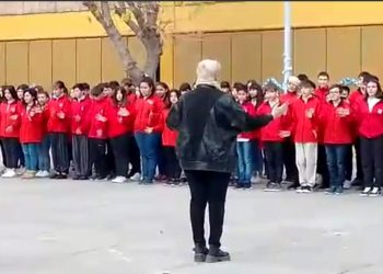 El colegio Nacional llevó a cabo el acto del 9 de Julio  y los alumnos interpretaron el Himno en lengua de señas