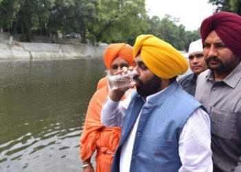 India: un gobernador bebió de un río contaminado para mostrar que el agua era apta y terminó internado