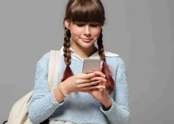 Investigan si el uso de dispositivos electrónicos incide en la aparición precoz de la pubertad