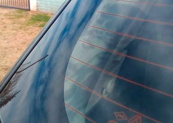 Estallaron las redes: La foto viral de la imagen de Jesús en el vidrio trasero de un auto