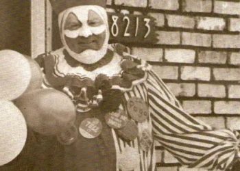 Mató y violó a 33 jóvenes y nenes: Pogo, el payaso asesino que enterraba a sus víctimas en el fondo de su casa