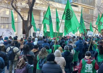Mientras el Gobierno anunció mejoras salariales, los gremios apuran con más protestas