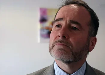 Otro escándalo sacude al gobierno inglés: diputado «toqueteó» a dos hombres