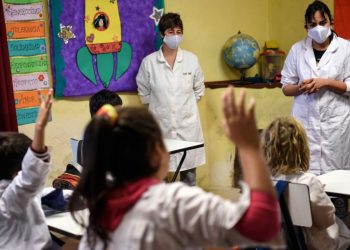 Pagan un adicional para docentes y celadores