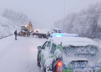 Derrumbes, cortes de luz y cientos de varados: un fuerte temporal de nieve azota a la Patagonia
