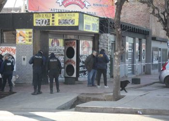 Policías balearon a un delincuente durante un asalto en una pollería de Guaymallén