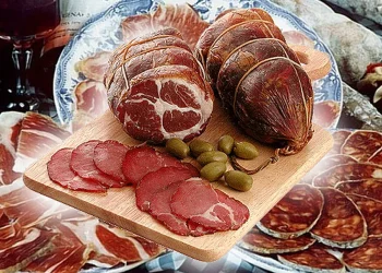 Por el laberinto para importar podrían faltar salamines, salchichas, pañales descartables y vasos de plástico