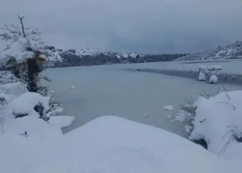 De película: Quedó varado en la nieve sin provisiones, improvisó raquetas y caminó durante 6 horas para ser rescatado
