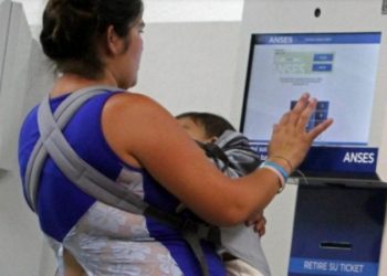 Desde distintos sectores de la política buscan  darle un corte a los planes sociales que reciben los extranjeros