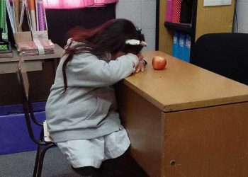Tiene 6 años, sus compañeros le depilaron una ceja a la fuerza y no quiere ir a la escuela: “Llora por miedo”