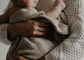 Un bebé inscripto con dos papás y una mamá: la historia del fallo que reconoce una pareja poliamorosa