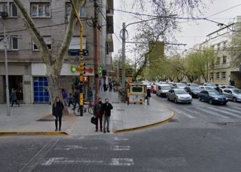 Un conductor atropelló y arrastró varios metros a dos peatones en pleno centro mendocino