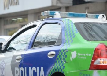 Un hombre desnudó a su novia, la golpeó y la encerró en su edificio: ella logró escapar gracias a un WhatsApp