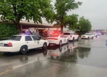 Un hombre mató a tres personas en un centro comercial de Indiana y habría sido abatido por un civil