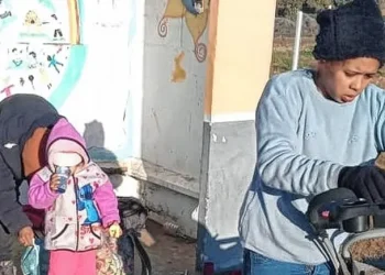 Un policía rescató de la calle a una nena al borde de la hipotermia