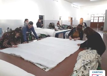 El Hogar San Martín de Tours recibió  donaciones de acolchados de Cáritas