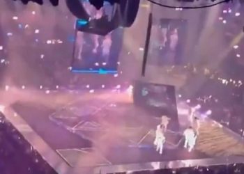 Una pantalla gigante cayó sobre dos músicos en un recital en Hong Kong