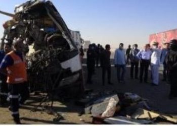 Veinticinco muertos al chocar un micro contra un camión estacionado en Egipto