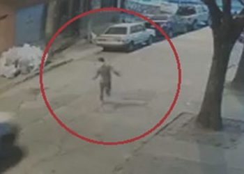 Video: persiguió al ladrón que asaltó a su mamá y lo arrolló