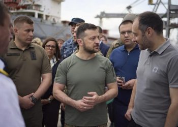 Zelenski pide a ucranianos que evacúen la región de Donetsk