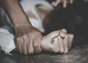 Horror : Quería vengarse de su hermana y sujetó a su sobrina de 10 años para que su hijo la violara