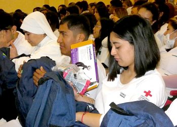 Estudiantes de enfermería  recibieron mochilas técnicas