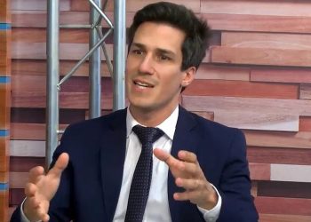 Para el economista Iván  Carrino «El Presidente está pintado y sin poder político”