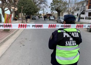 Horror: una joven dio a luz y ocultó el cuerpo del bebé en una valija, su madre lo halló en estado de descomposición