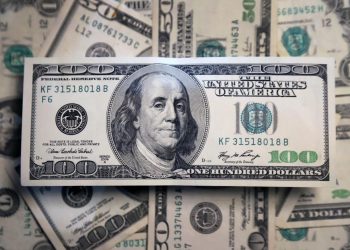 La economía en llamas: El dólar libre llegó a los 302 pesos, su máximo histórico