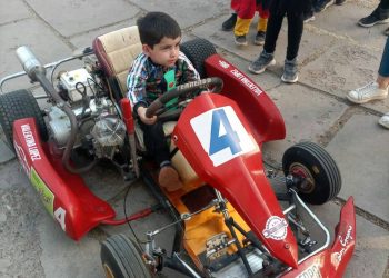 Gran gesto: una piloto llevó su karting  a los festejos del Día del Niño