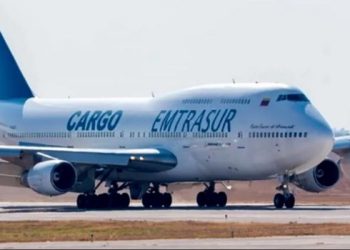 Autorizan la salida del país a 12 tripulantes del avión venezolano y mantienen la prohibición a siete