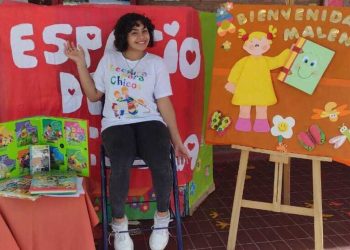Buscan reconocer a una mendocina que todas las noches lee cuentos a niños de Latinoamérica