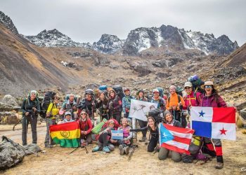 La sanrafaelina Carolina Ramos pertenece al grupo Mujer Montaña, e hizo escalamientos en Bolivia  para ayudar a poblaciones de ese país