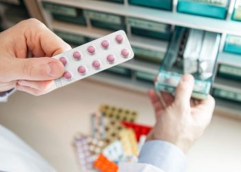 Cada vez es más amplia la brecha de precios entre los remedios por marca comercial que prescriben los médicos y los genéricos que contienen lo mismo