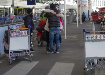 Crece el pesimismo entre los jóvenes argentinos: 8 de cada 10 se irían a vivir al exterior