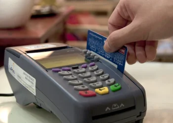 Desde hoy será más caro financiarse con la tarjeta de crédito, tanto en pesos como en dólares