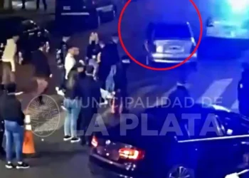 Dio positivo de alcoholemia y se fugó, pero dejó a su novia llorando desconsoladamente en el control