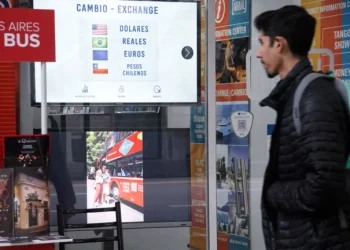 El Gobierno impedirá la compra del “dólar ahorro” a las personas que sigan con los subsidios en las tarifas de luz y gas